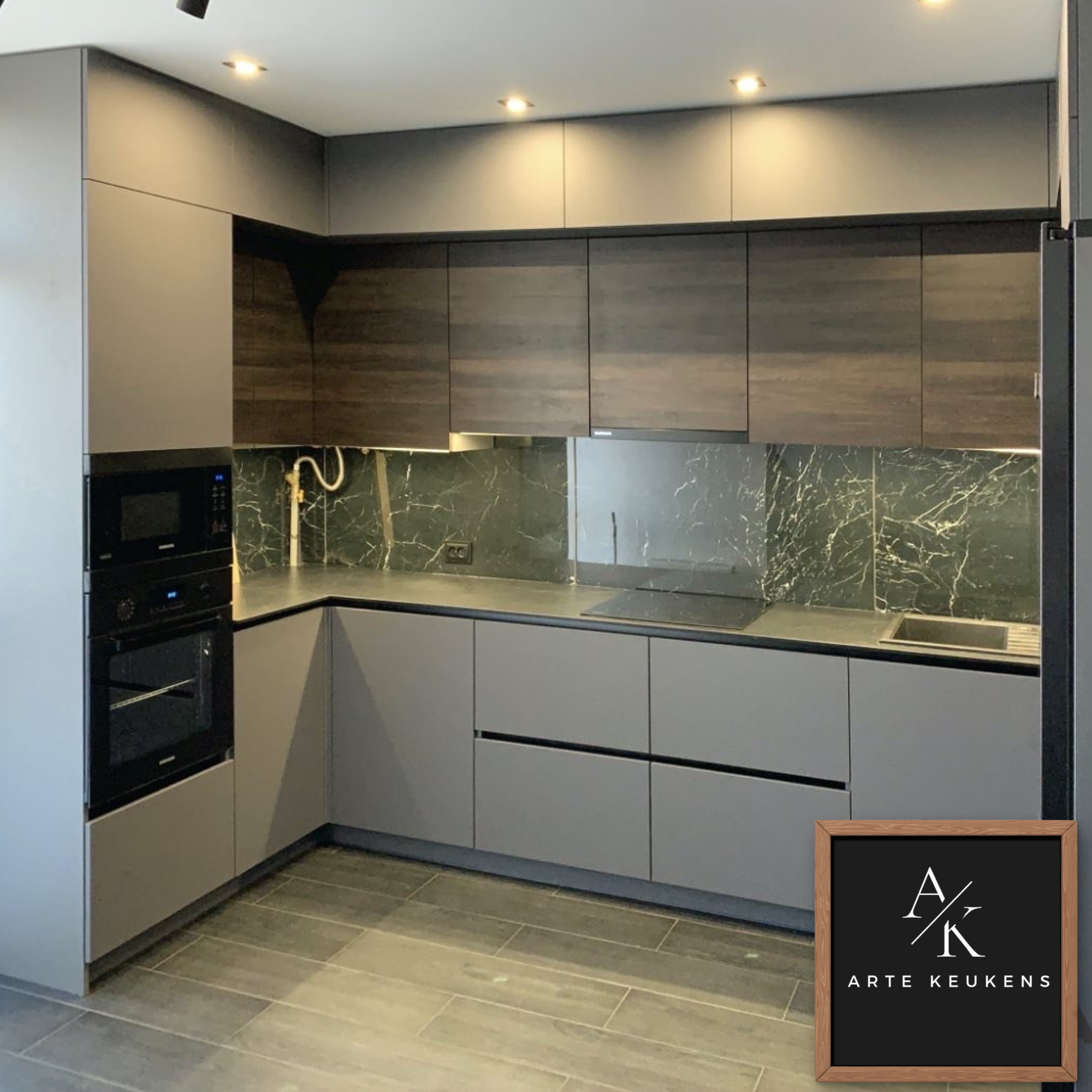 Moderne maatwerk hoekkeuken met houtaccent en marmerlook achterwand