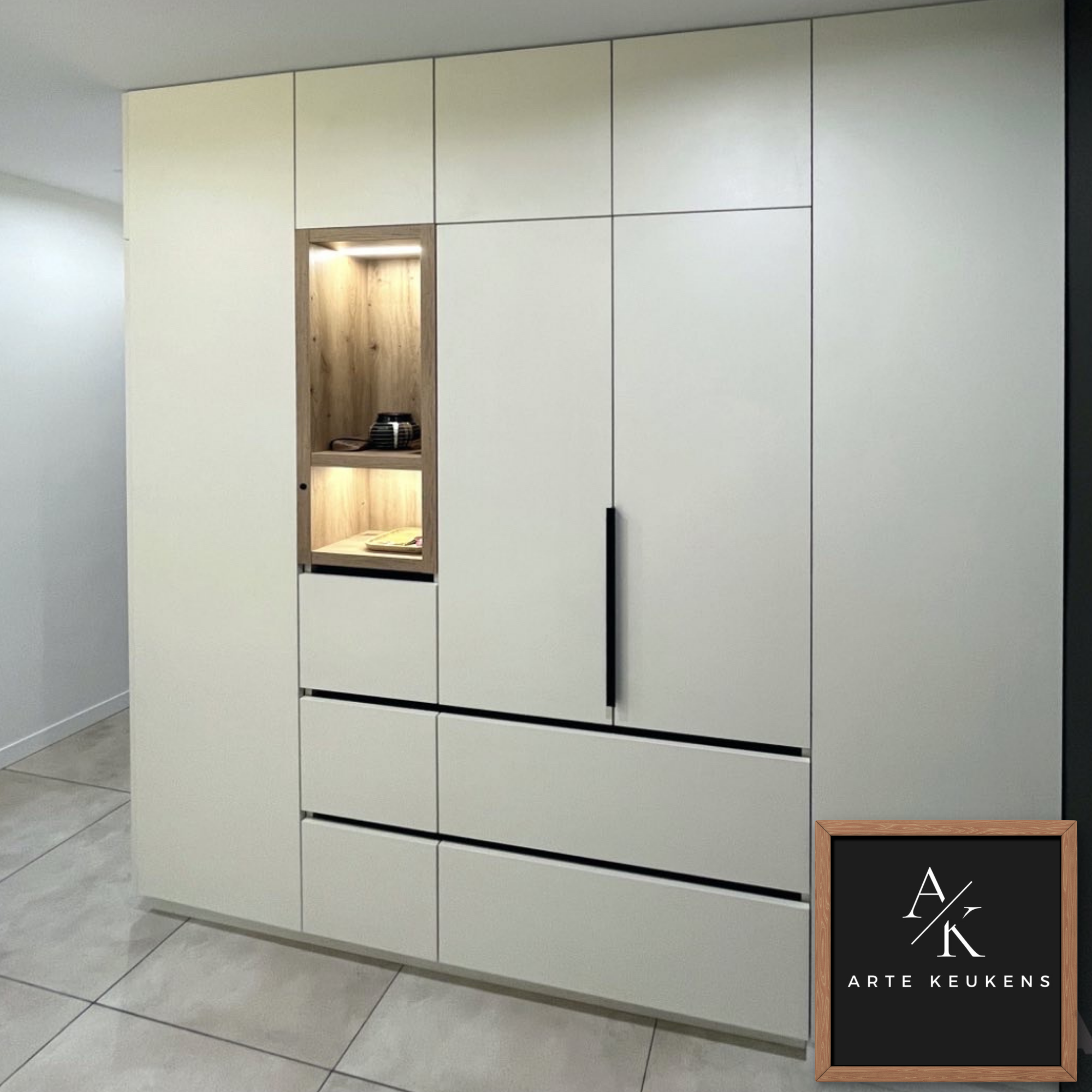 Minimalistische maatwerk kastwand met geïntegreerde nisverlichting