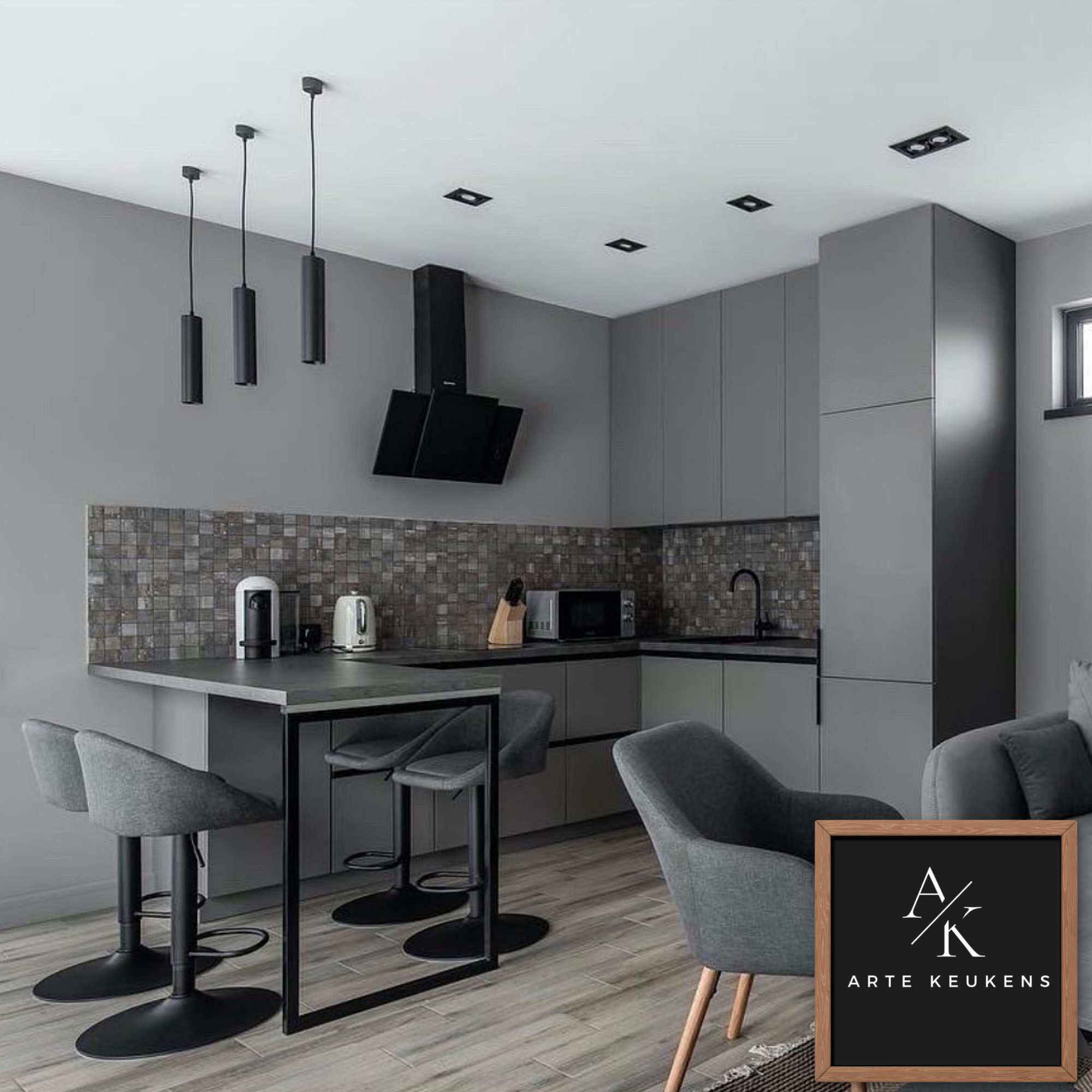 Moderne maatwerk hoekkeuken met bar en mozaïek achterwand