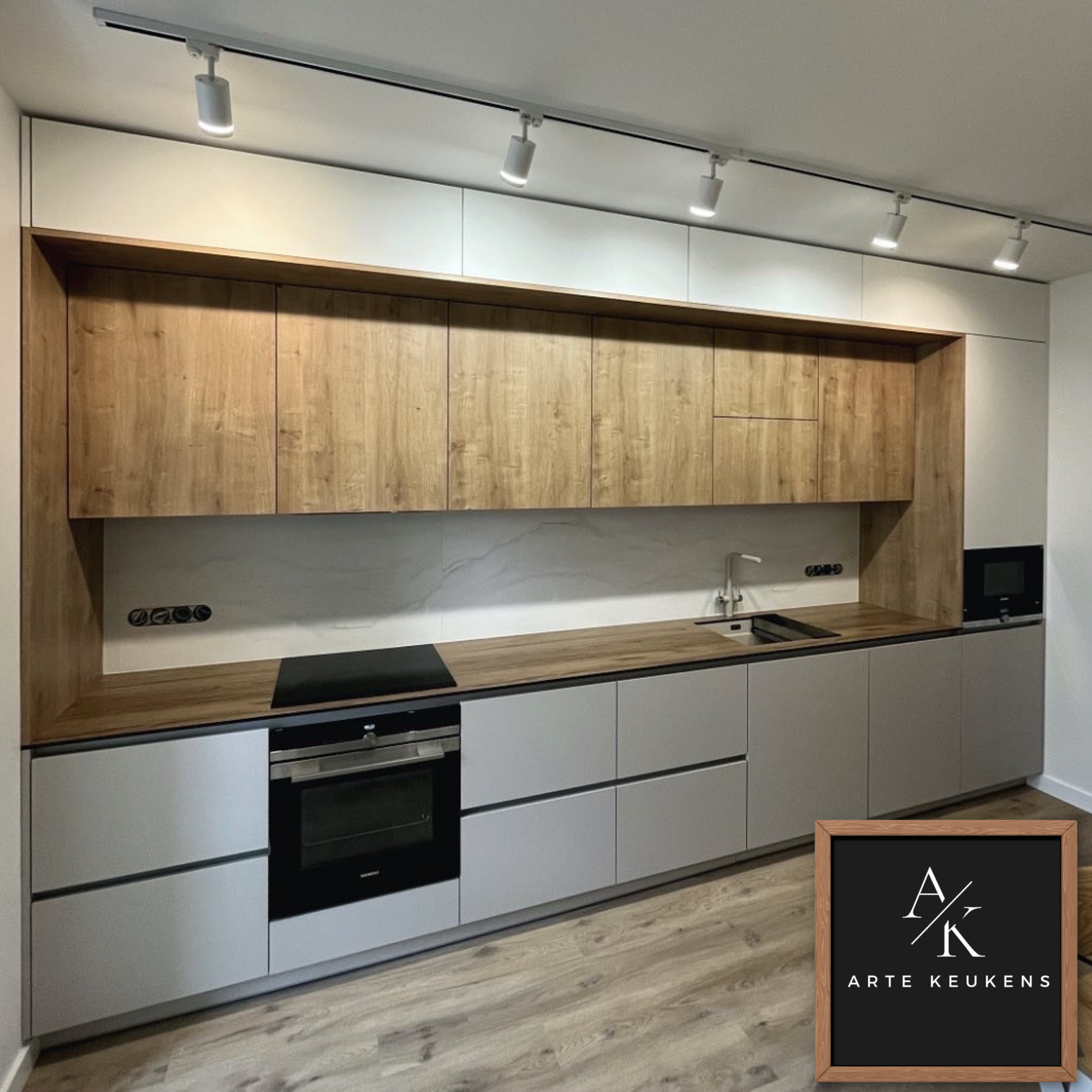 Moderne maatwerk keuken met houtaccent en geïntegreerde nis