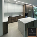Moderne maatwerk keuken met kookeiland en marmerlook composiet