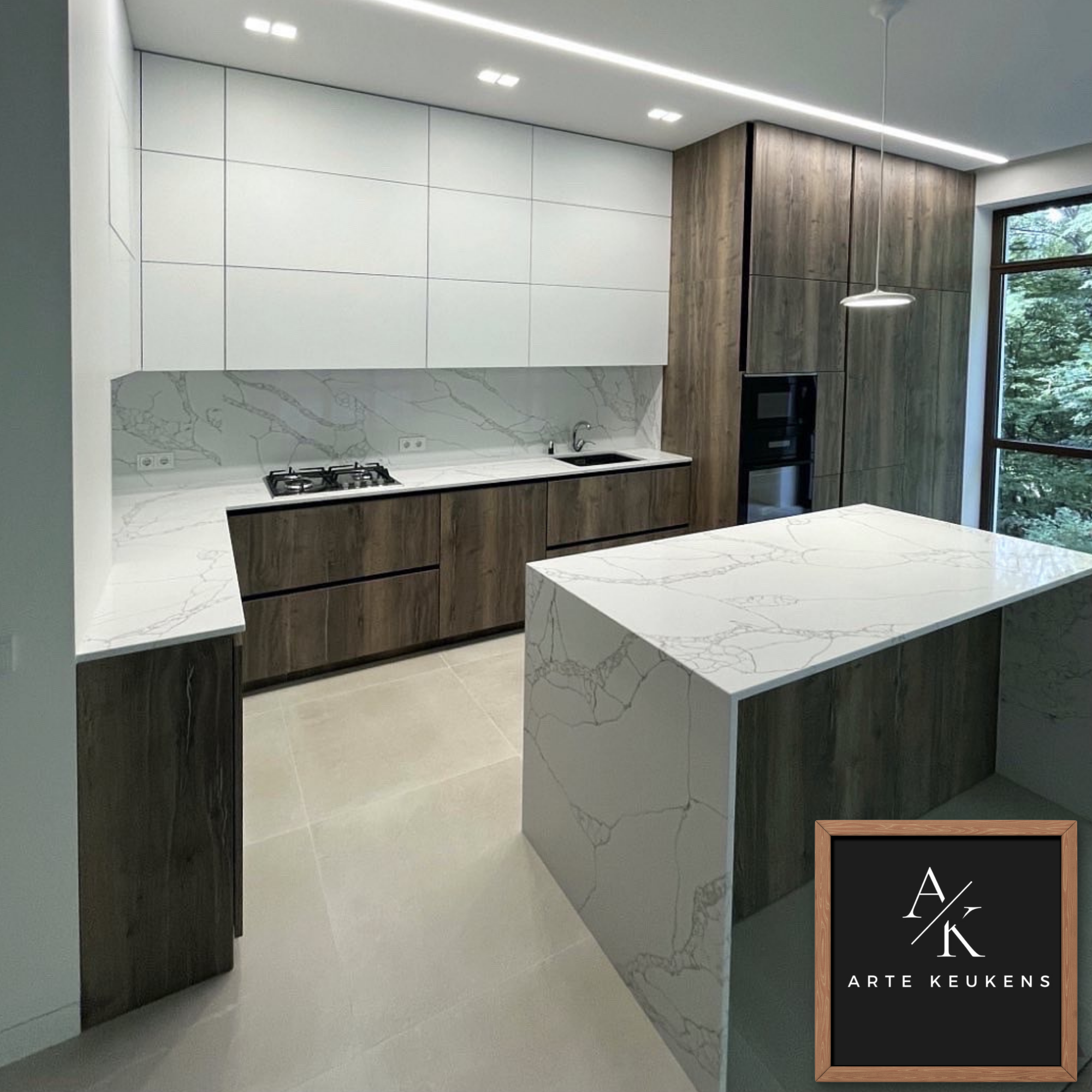 Moderne maatwerk keuken met kookeiland en marmerlook composiet