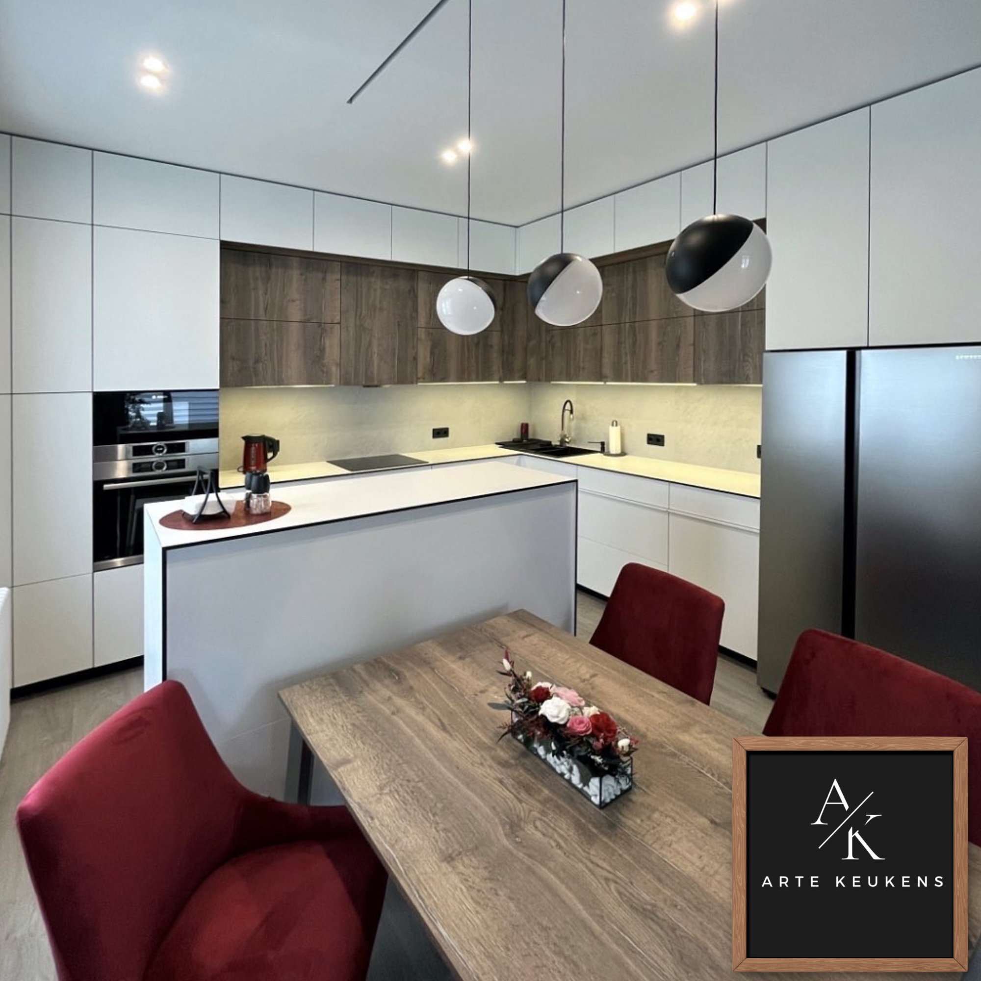 Moderne hoekkeuken met bar en houtaccenten