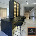 Luxe maatwerk keuken met marmerlook bar en vitrinekast