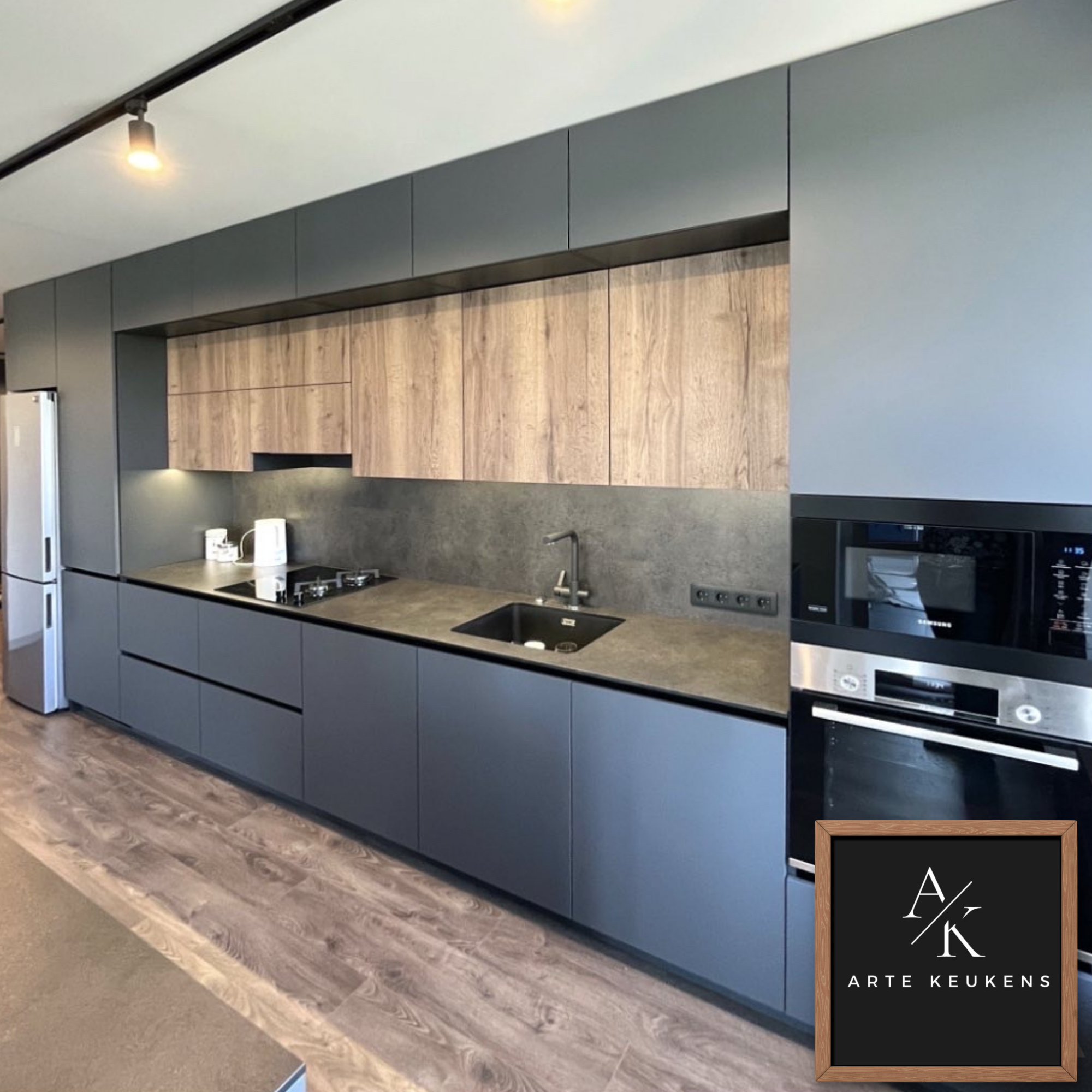 Moderne maatwerk keuken met donkere fronten en houtaccent