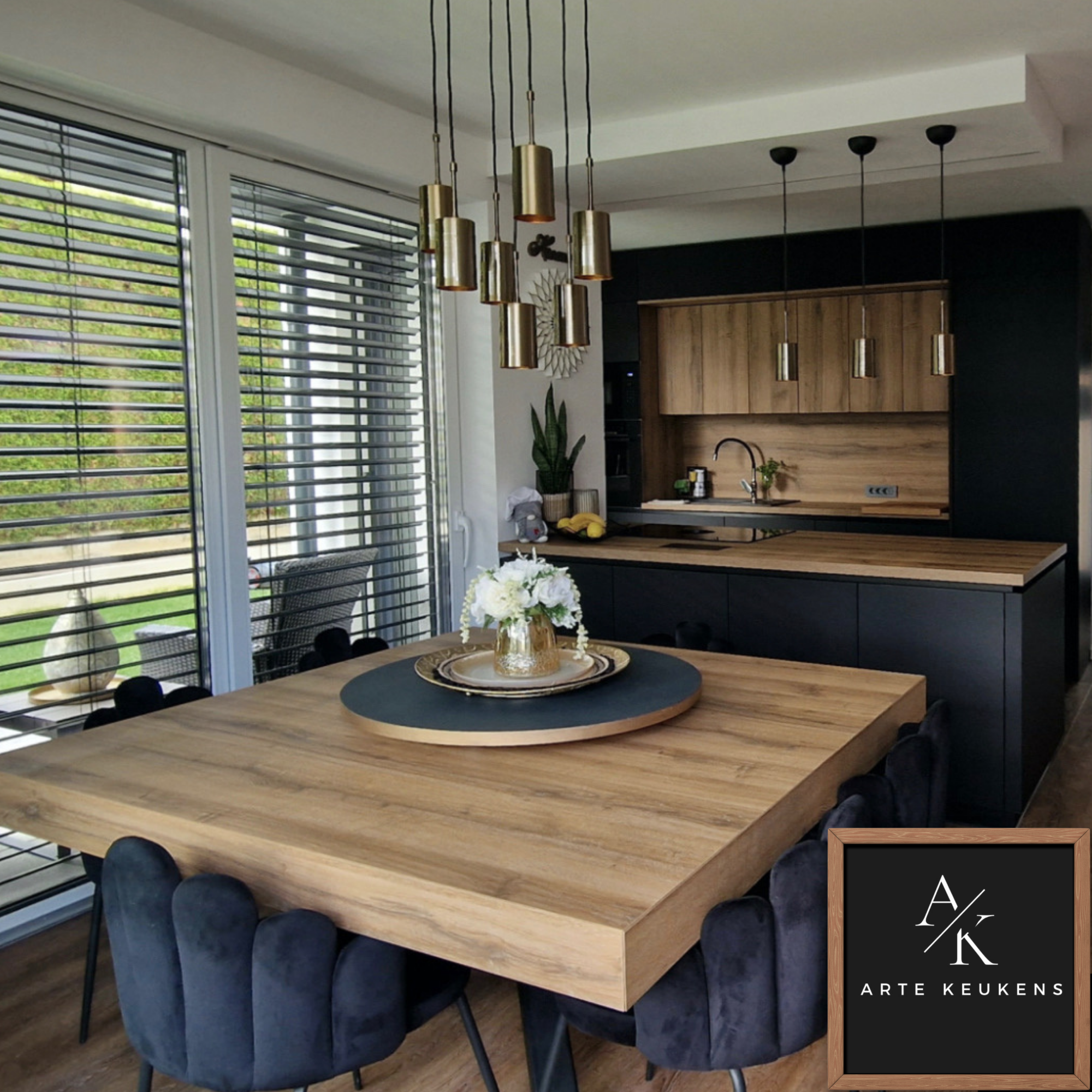 Moderne maatwerk keuken met houtstructuur en kookeiland