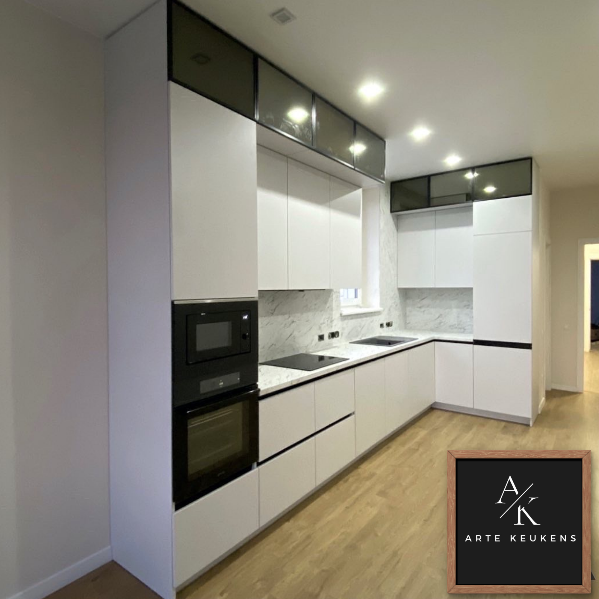 Moderne maatwerk hoekkeuken met marmerlook achterwand