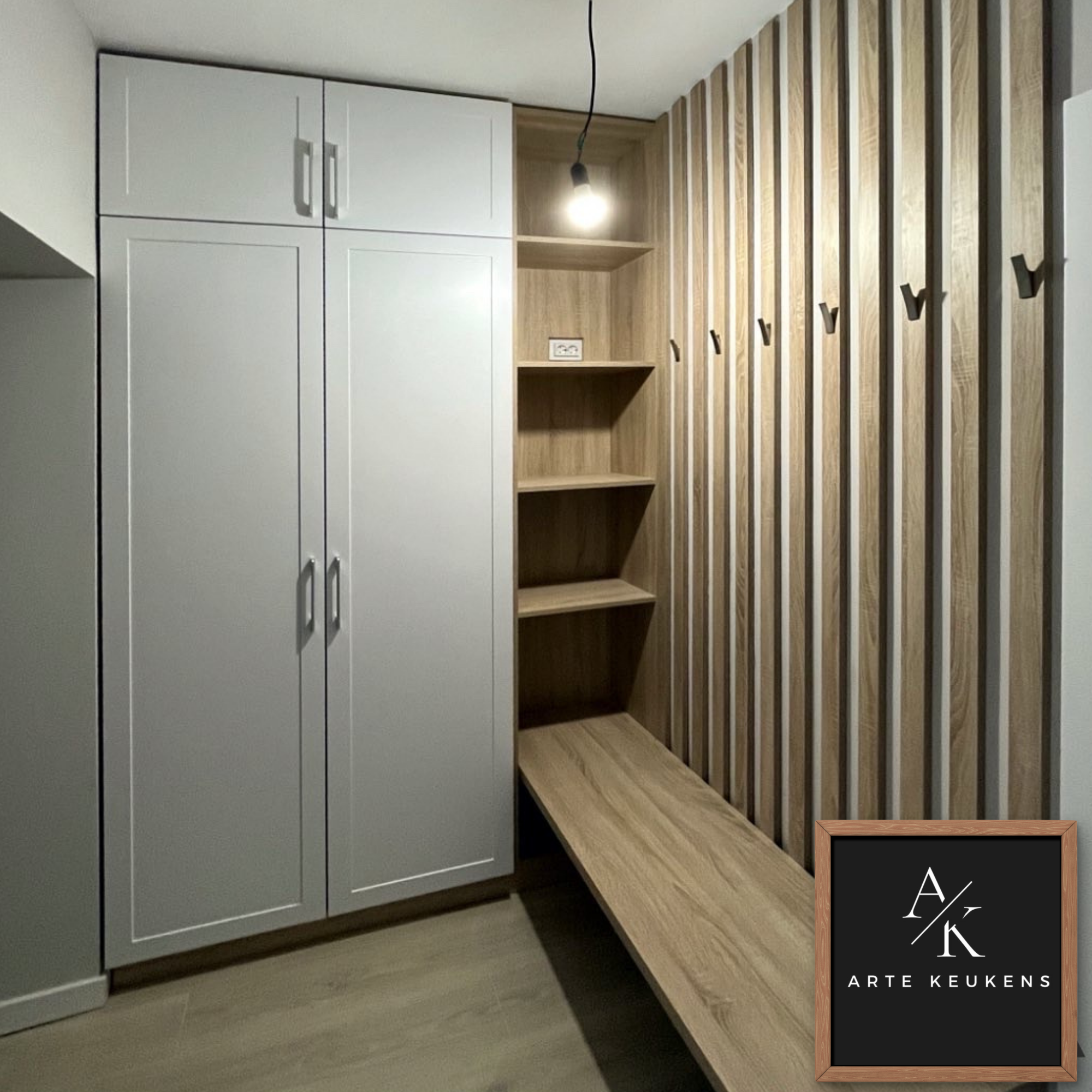 Maatwerk garderobekast met zitbank en lattenwand