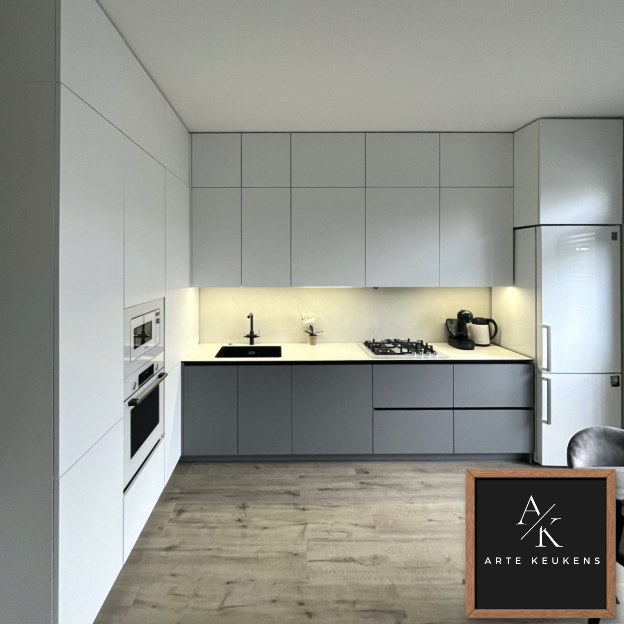 Moderne maatwerk keuken met greeploze witte kastwand en antraciet onderkasten