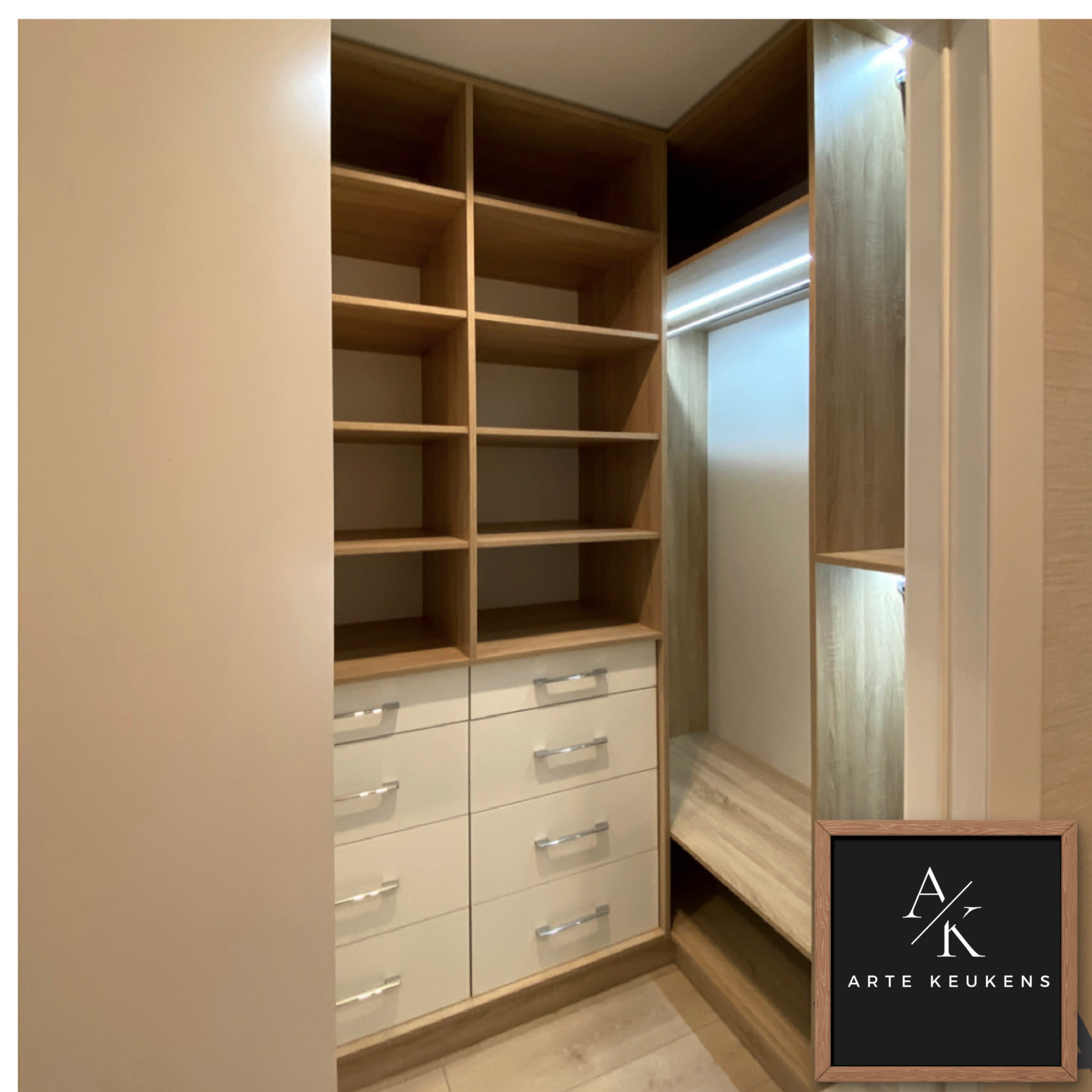 Maatwerk inloopkast met houten vakkenstructuur en geïntegreerde lades