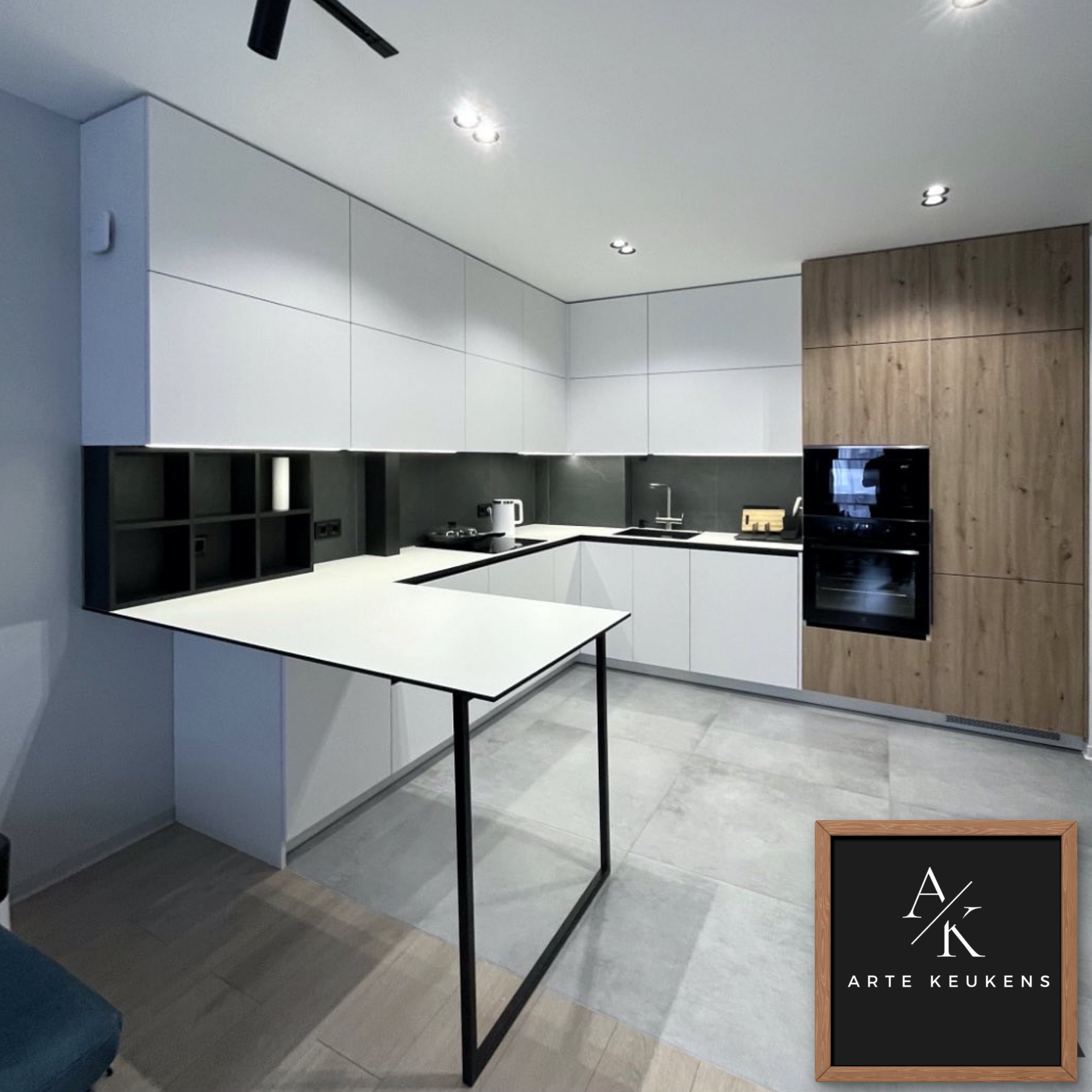 Moderne maatwerk hoekkeuken met wit werkblad en houtaccent