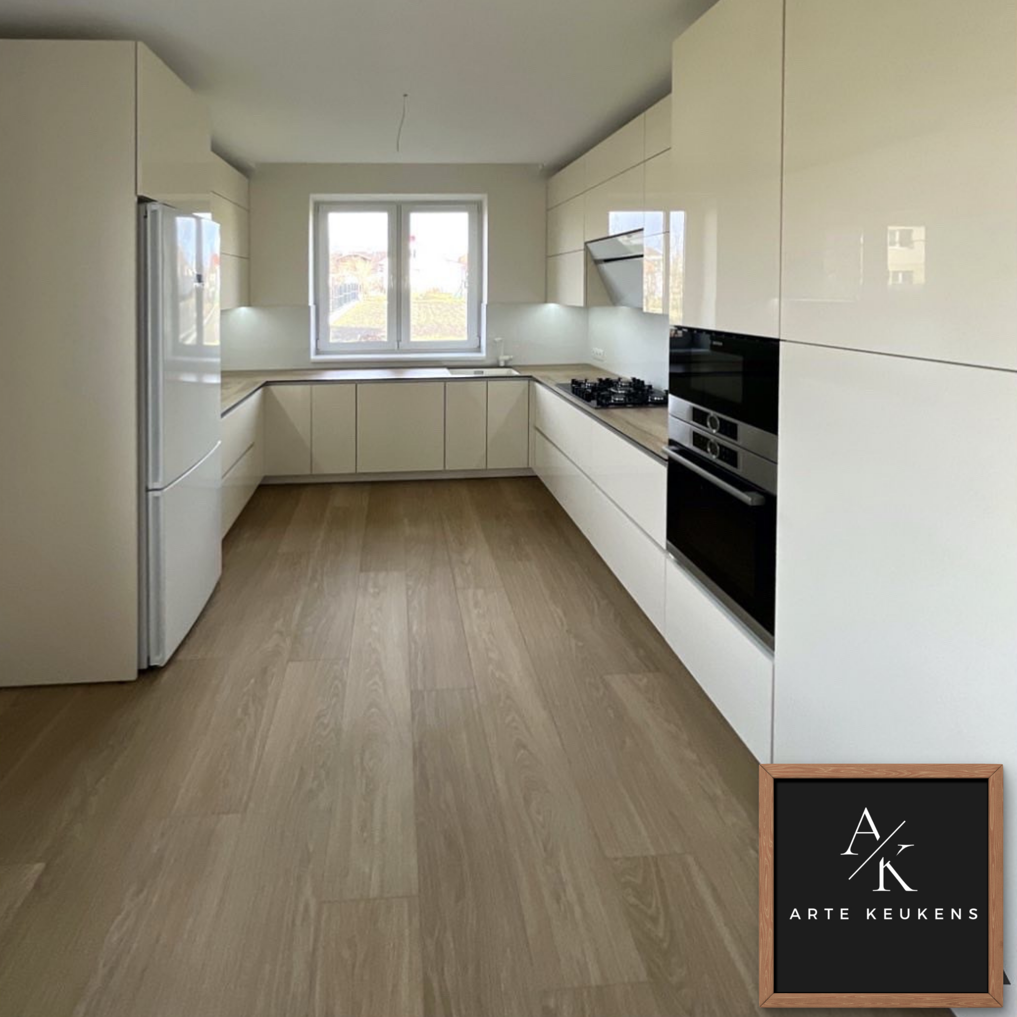 Minimalistische maatwerk U keuken met hoogglans fronten